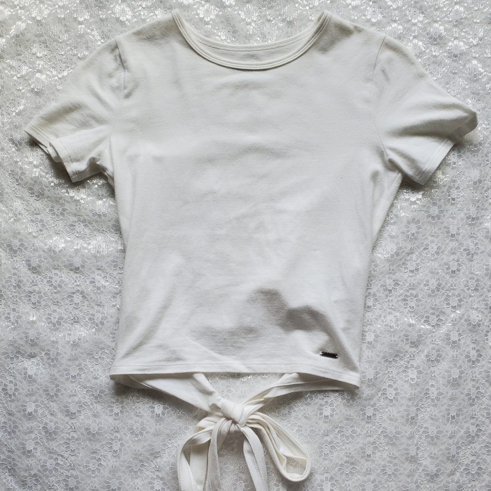 Hollister soft baby tee with bow and cut out | size xs NWOT